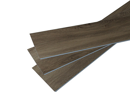 Ciemnobrązowa wodoodporna podłoga z desek winylowych o gramaturze 8-10 kg / metr kwadratowy